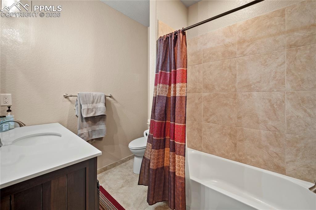 Image 38 of 50: Bathroom