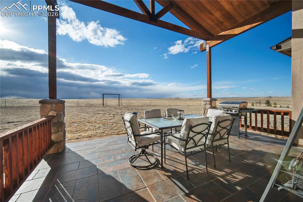 Image 40 of 50: Deck