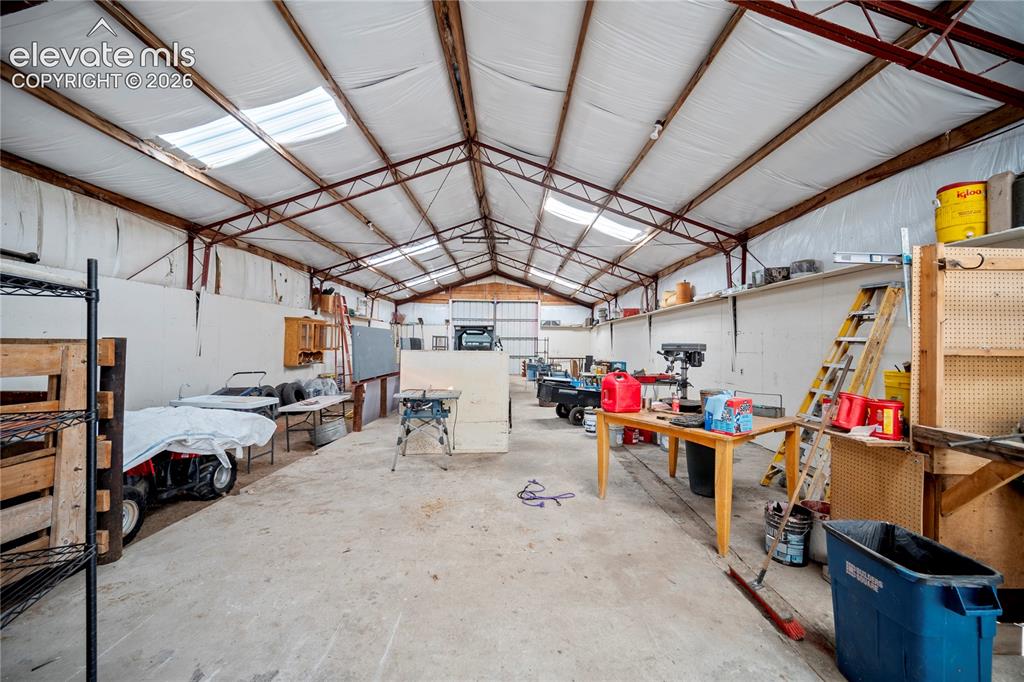 Image 42 of 49: Garage