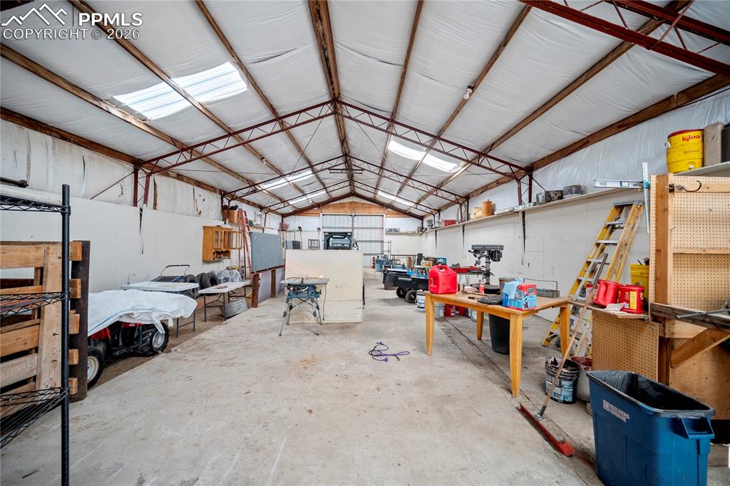 Image 46 of 50: Garage