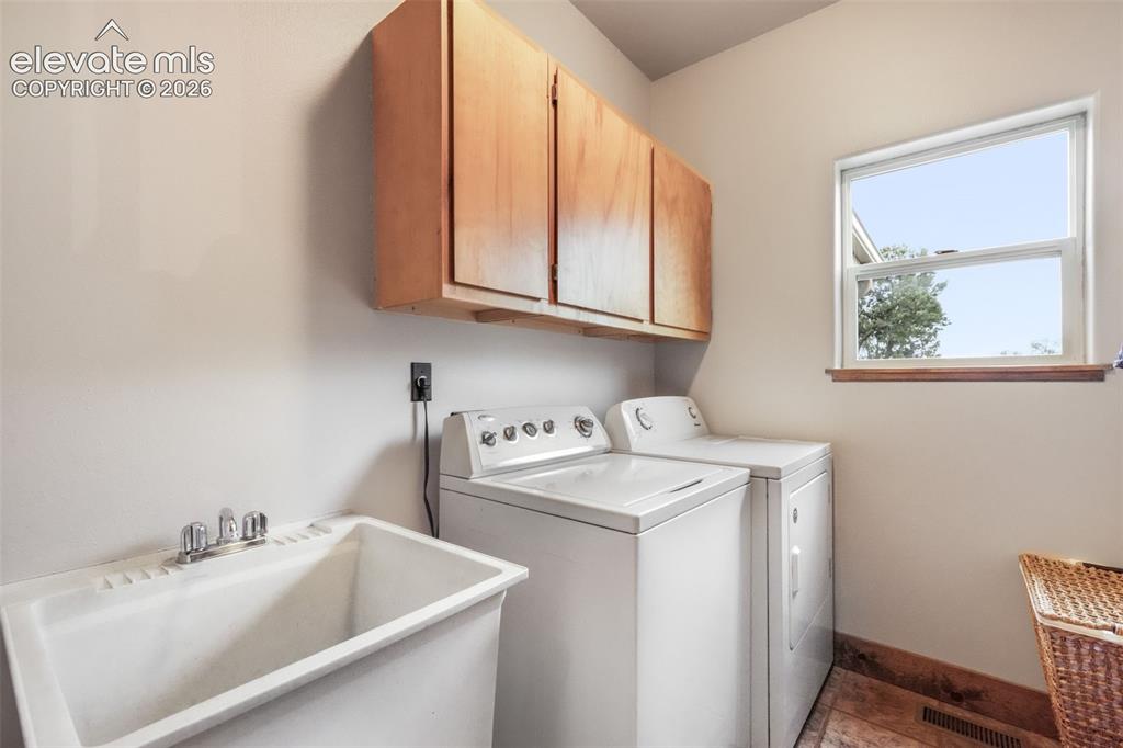 Image 15 of 49: Kitchen