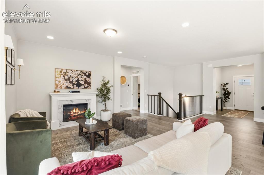Image 12 of 45: Living room 