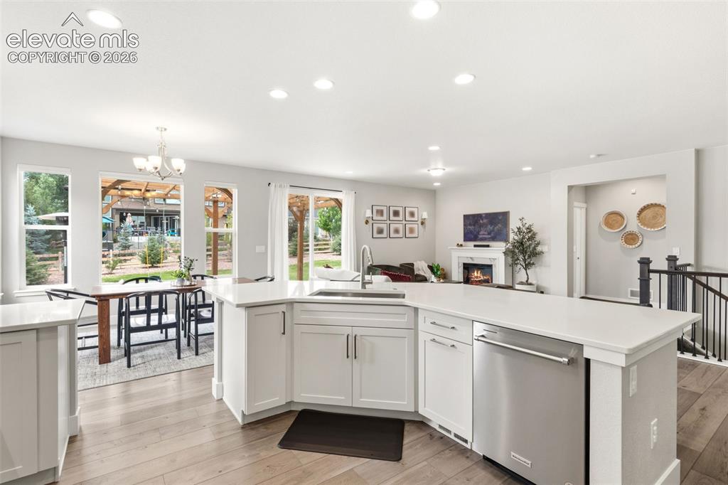 Image 14 of 45: Large kitchen island
