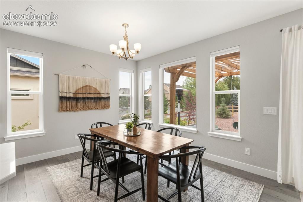 Image 18 of 45: Dining area