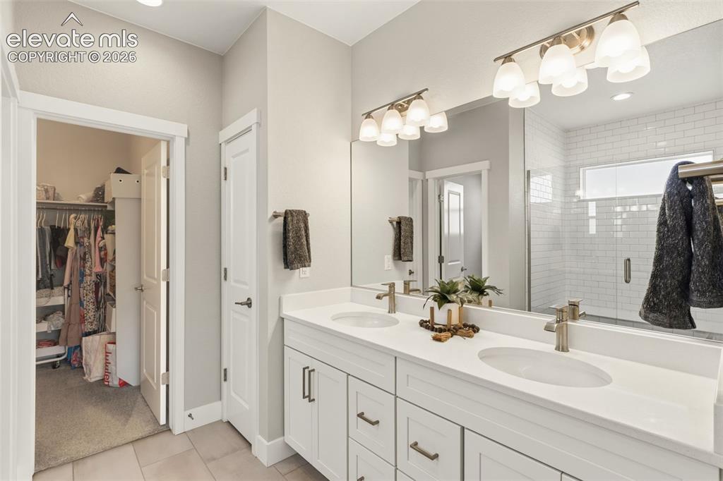 Image 22 of 45: Primary adjoining bathroom