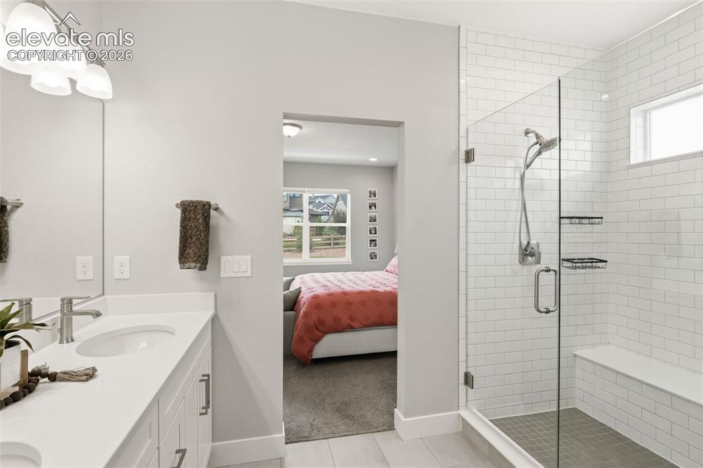 Image 24 of 45: Large free standing shower