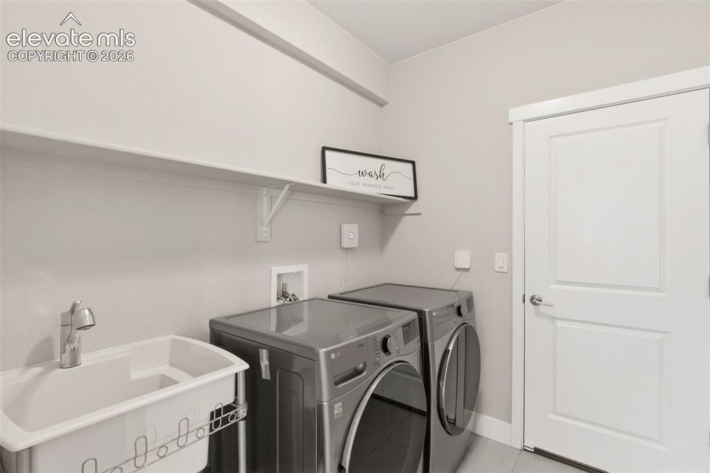 Image 41 of 45: Laundry room
