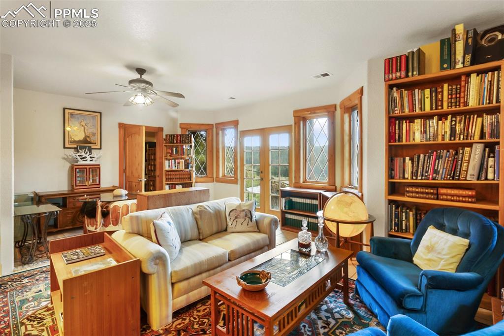 Image 42 of 50: Living area with ceiling fan