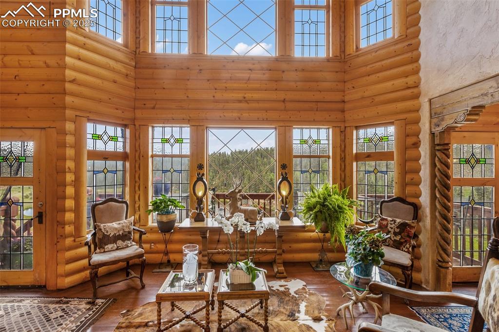 Image 6 of 50: View of sunroom / solarium