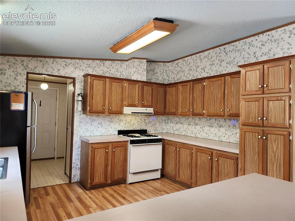 Image 10 of 25: Kitchen