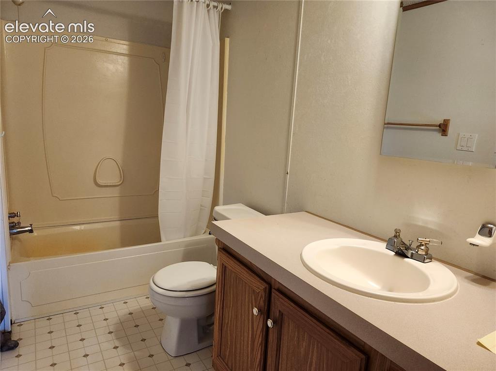 Image 14 of 25: Bathroom