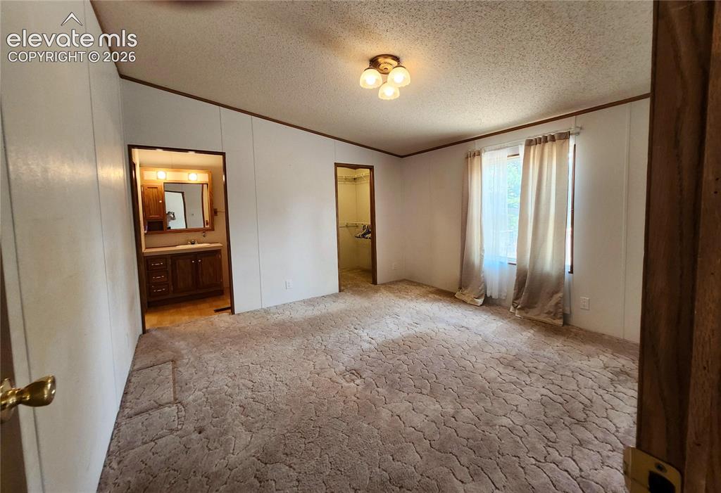 Image 16 of 25: Bedroom