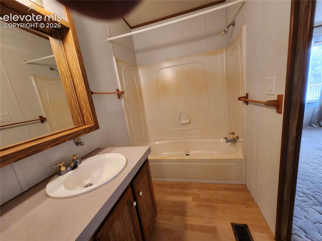 Image 17 of 25: Bathroom