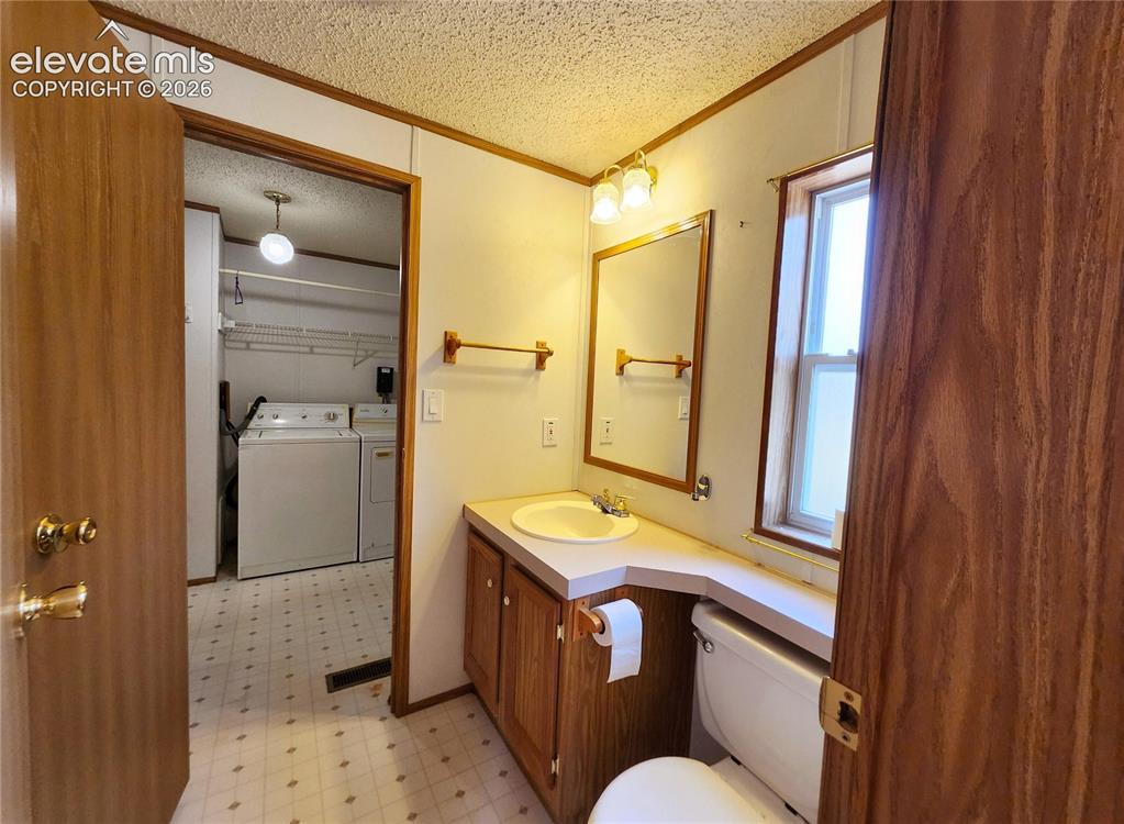 Image 18 of 25: Bathroom
