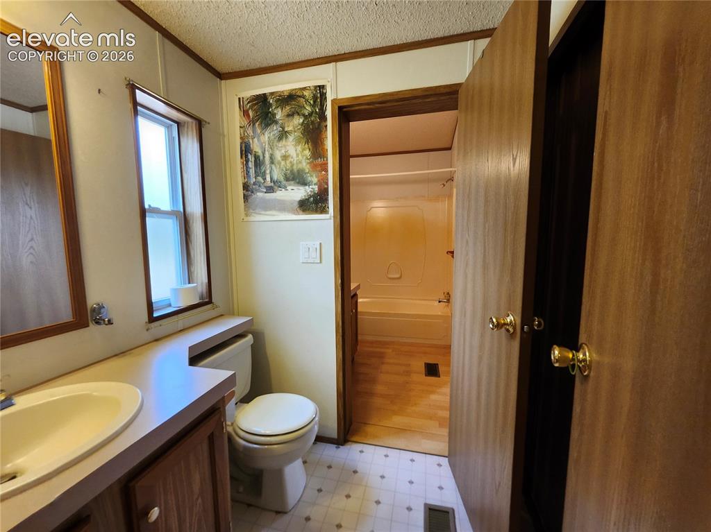 Image 19 of 25: Bathroom