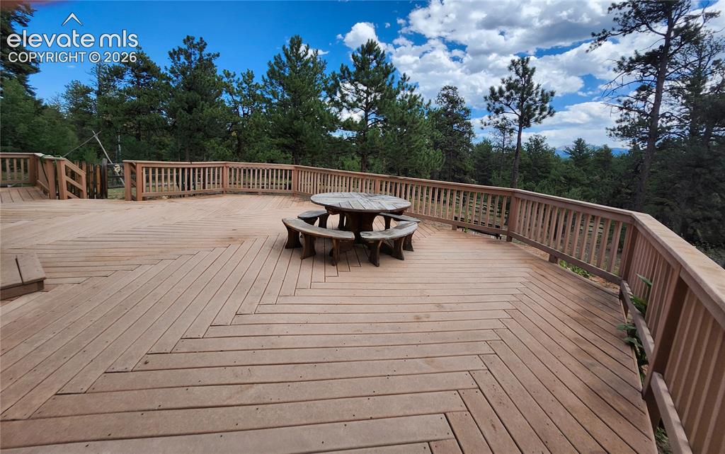 Image 20 of 25: Deck
