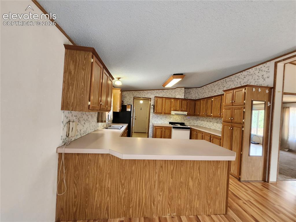 Image 9 of 25: Kitchen