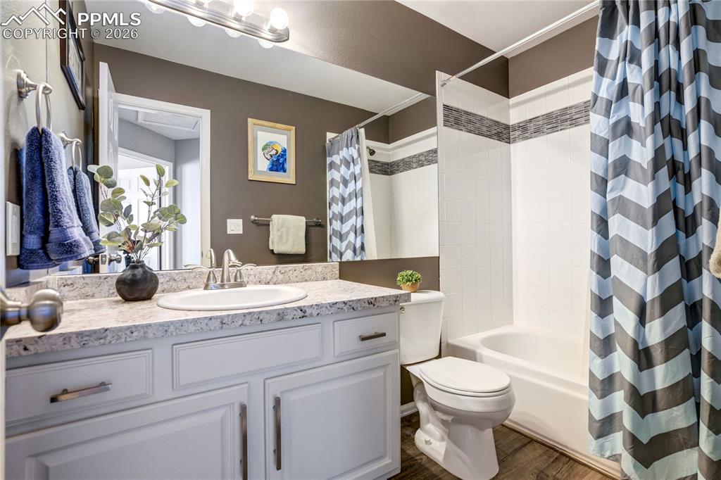 Image 16 of 20: Bathroom