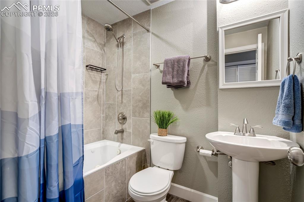 Image 17 of 20: Bathroom