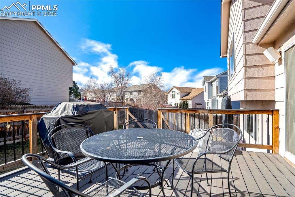 Image 18 of 20: Deck