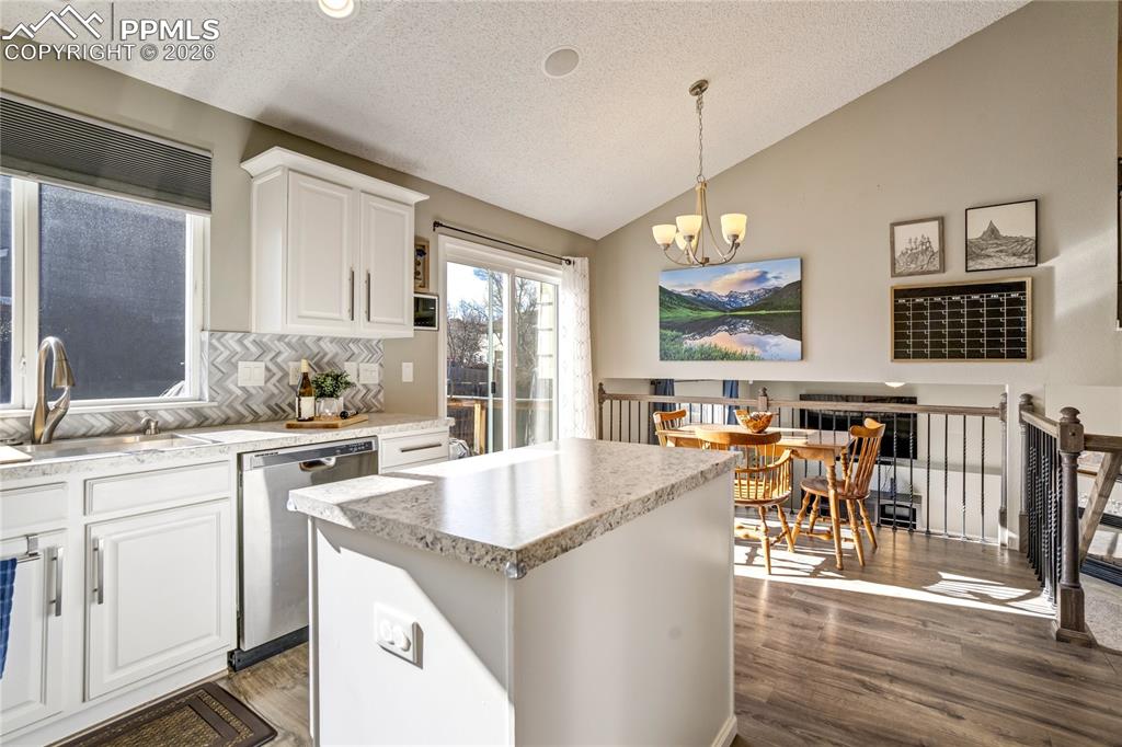 Image 4 of 20: Kitchen