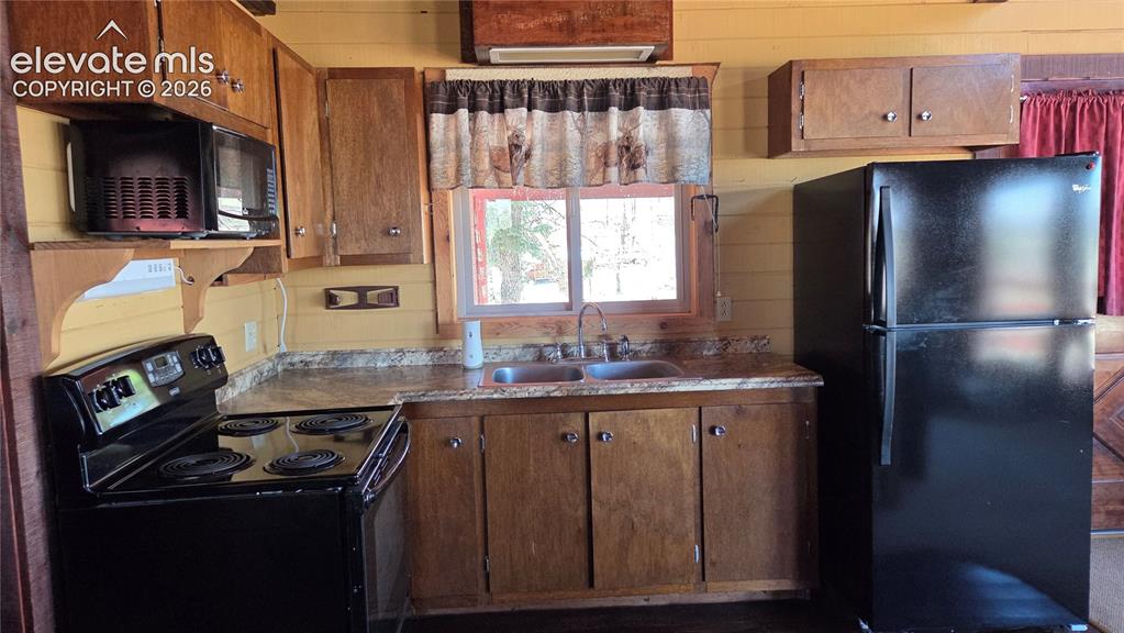 Image 22 of 46: Kitchen