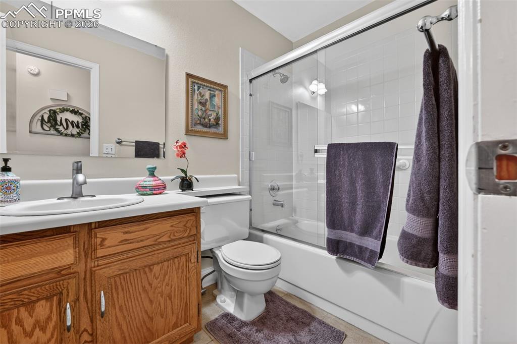 Image 22 of 32: Bathroom