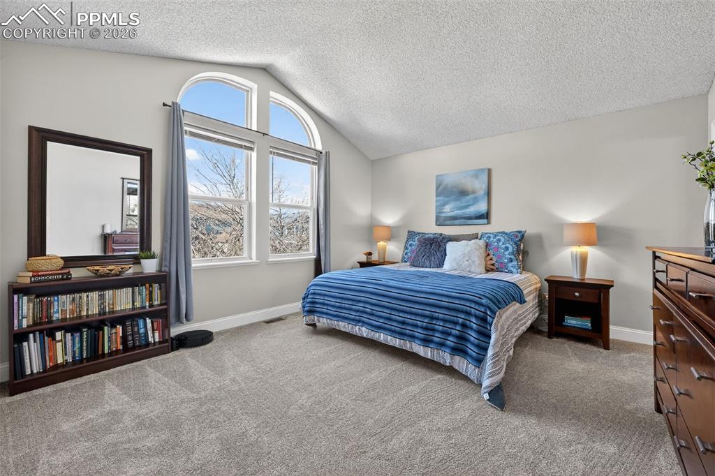 Image 6 of 32: Bedroom