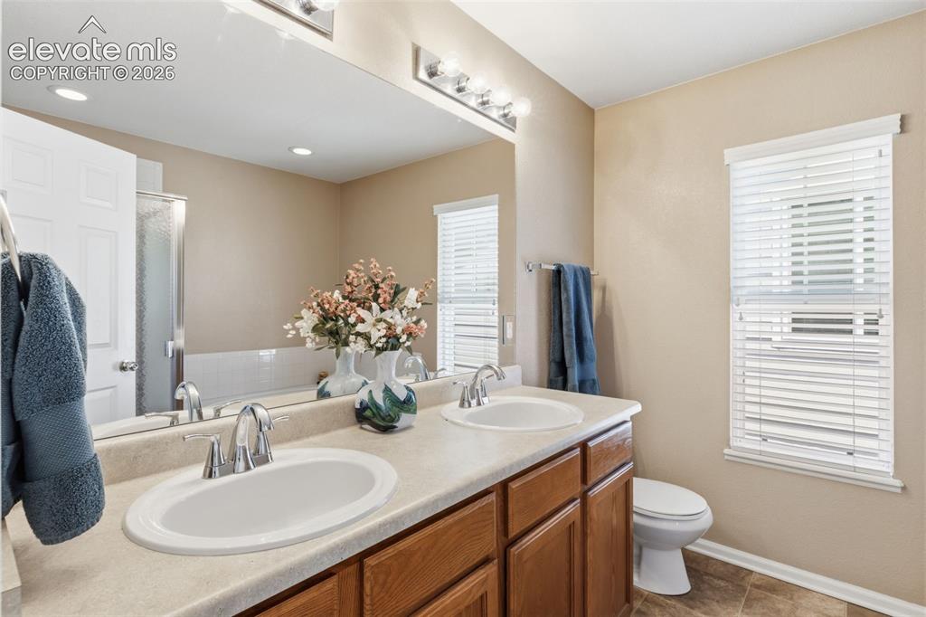 Image 22 of 40: Ensuite 5 piece bath