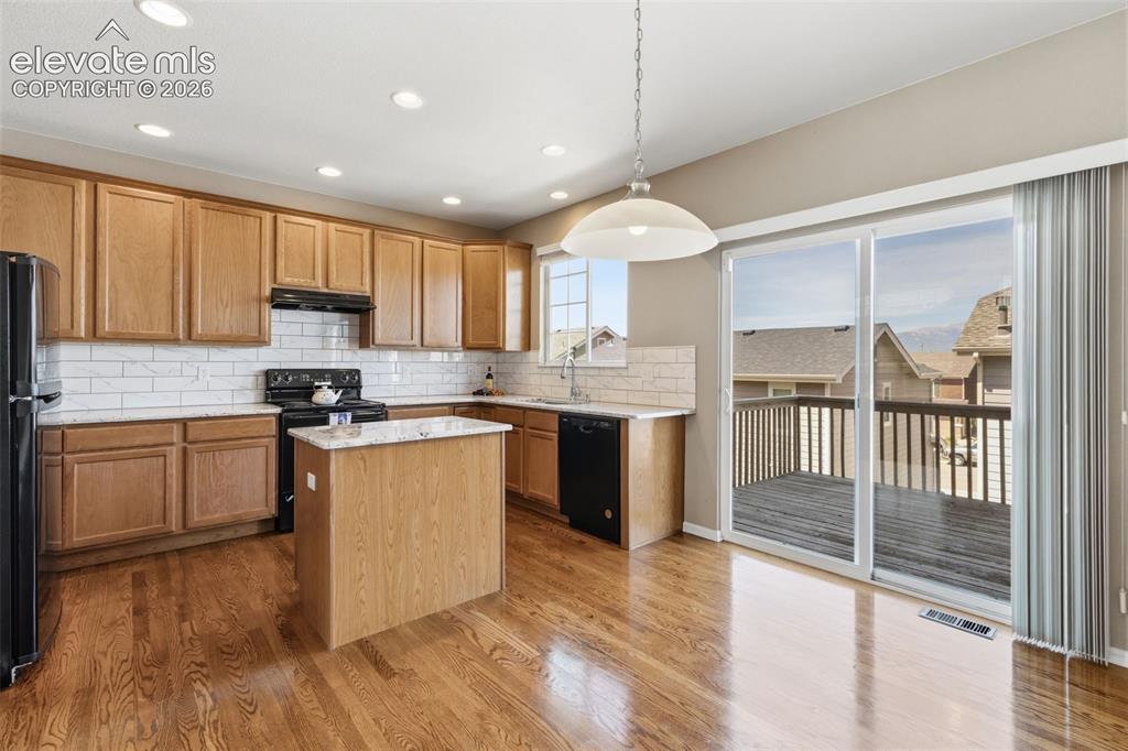 Image 8 of 40: Kitchen