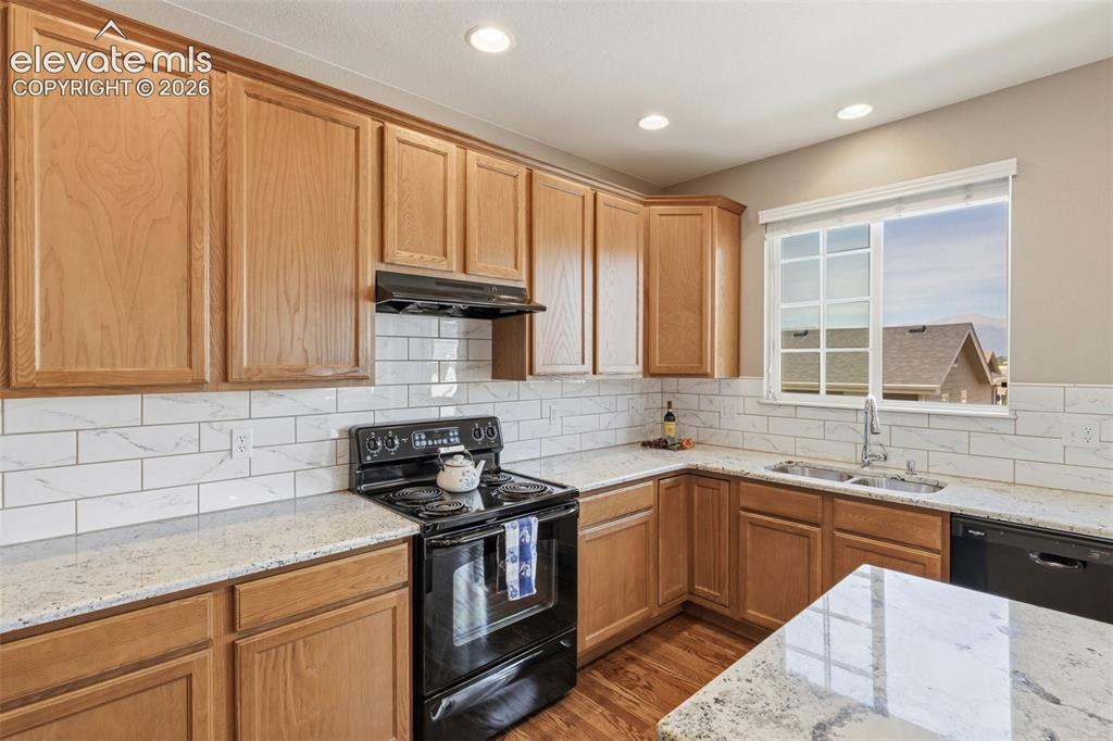Image 9 of 40: Kitchen