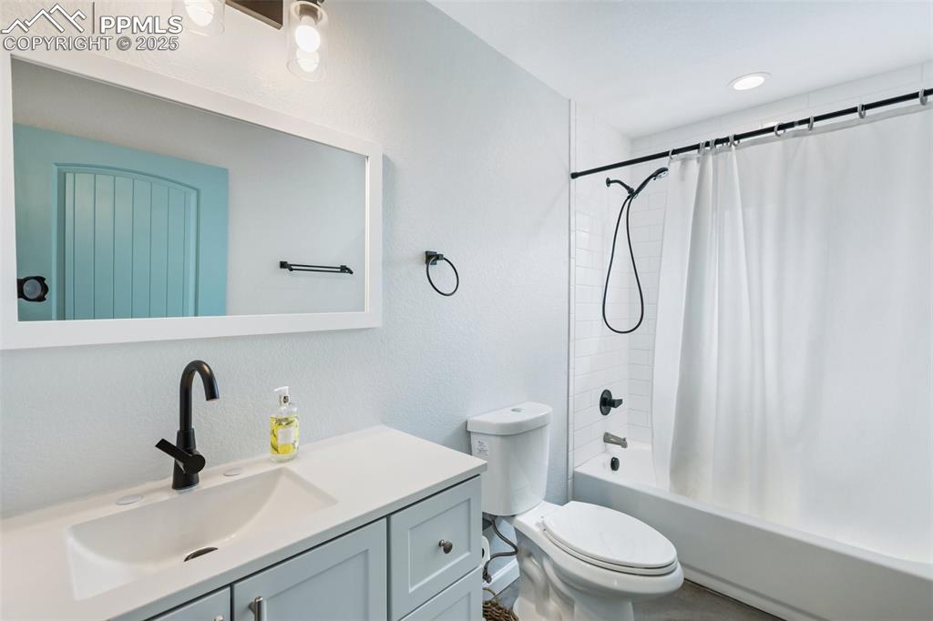 Image 15 of 37: Bathroom