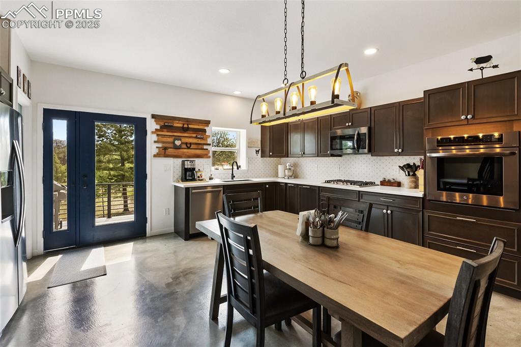 Image 7 of 37: Dining Area