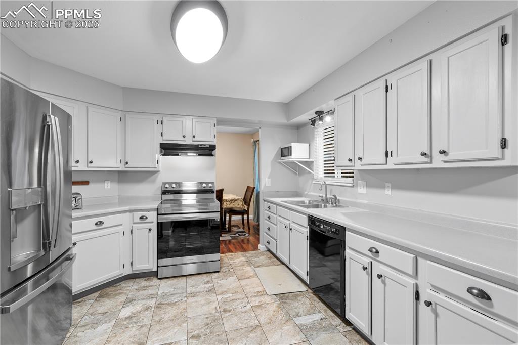 Image 12 of 35: Kitchen