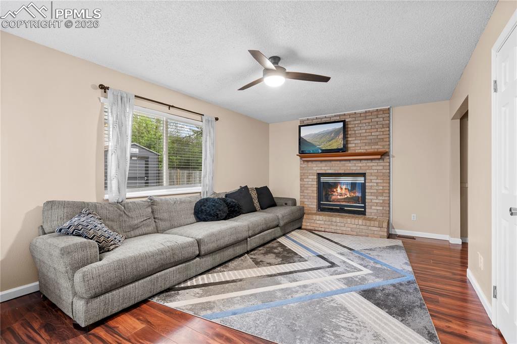 Image 16 of 35: Family room w/walkout