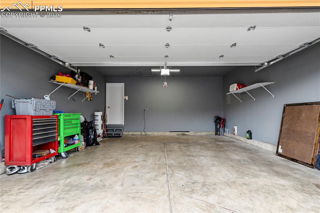 Image 34 of 35: Garage