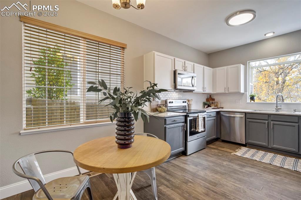 Image 15 of 49: Kitchen