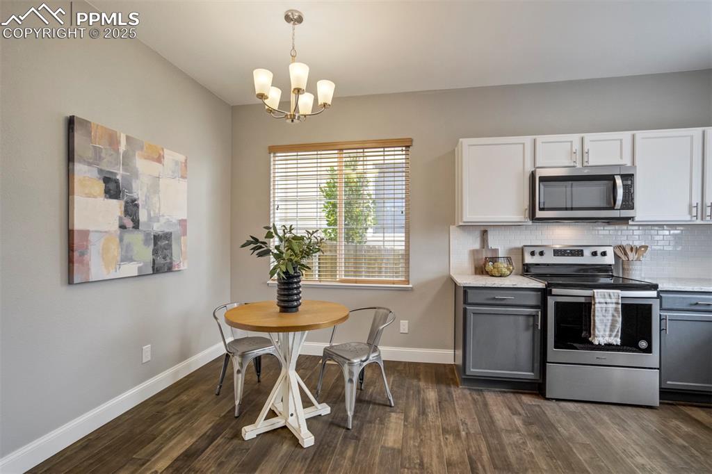 Image 17 of 49: Kitchen