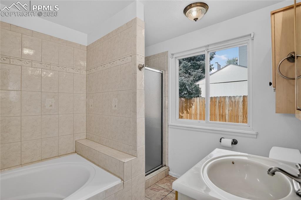 Image 10 of 17: Full bath - main level