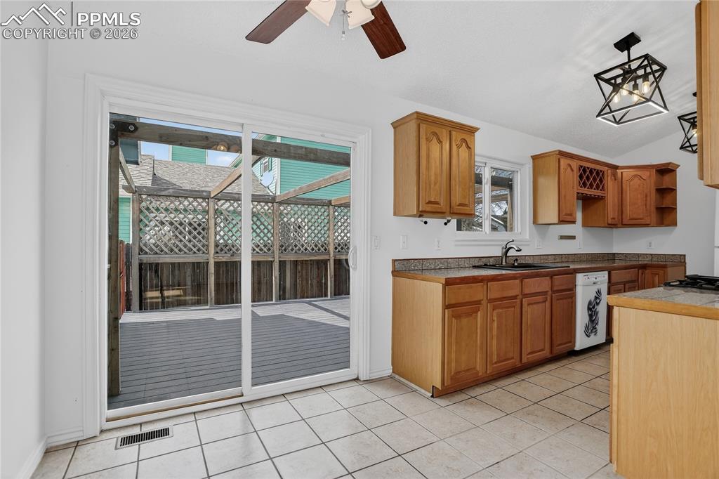 Image 6 of 17: Dining area