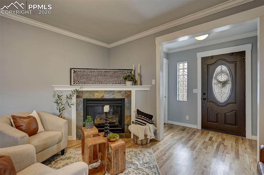 Image 3 of 32: Foyer/Living Room