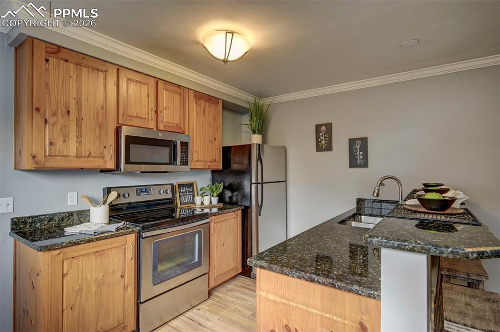 Image 7 of 32: Granite Counters and Custom Wood Cabinets