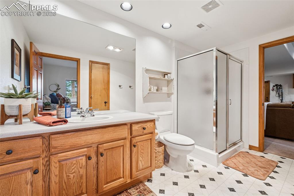 Image 35 of 37: Bathroom