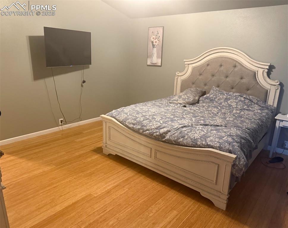 Image 4 of 9: Bedroom