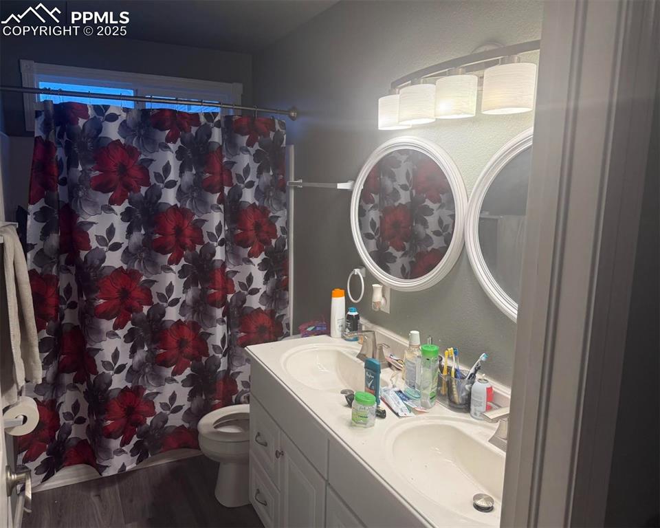 Image 5 of 9: Bathroom