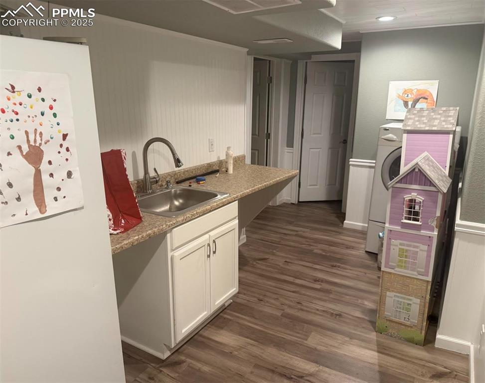 Image 7 of 9: Kitchen