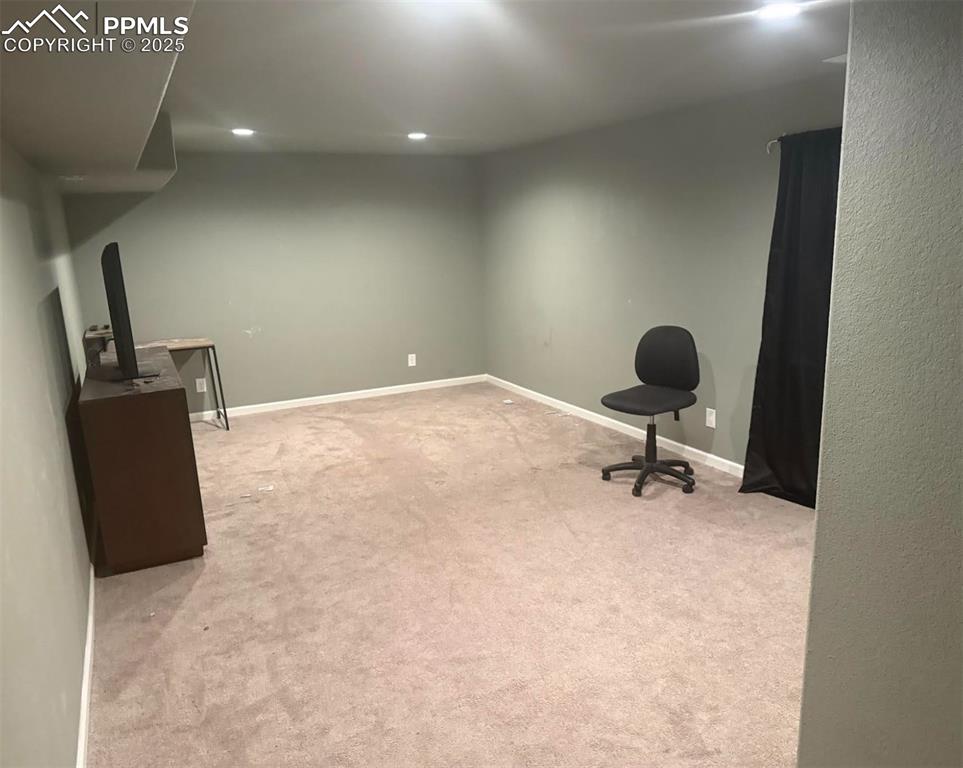 Image 8 of 9: Office