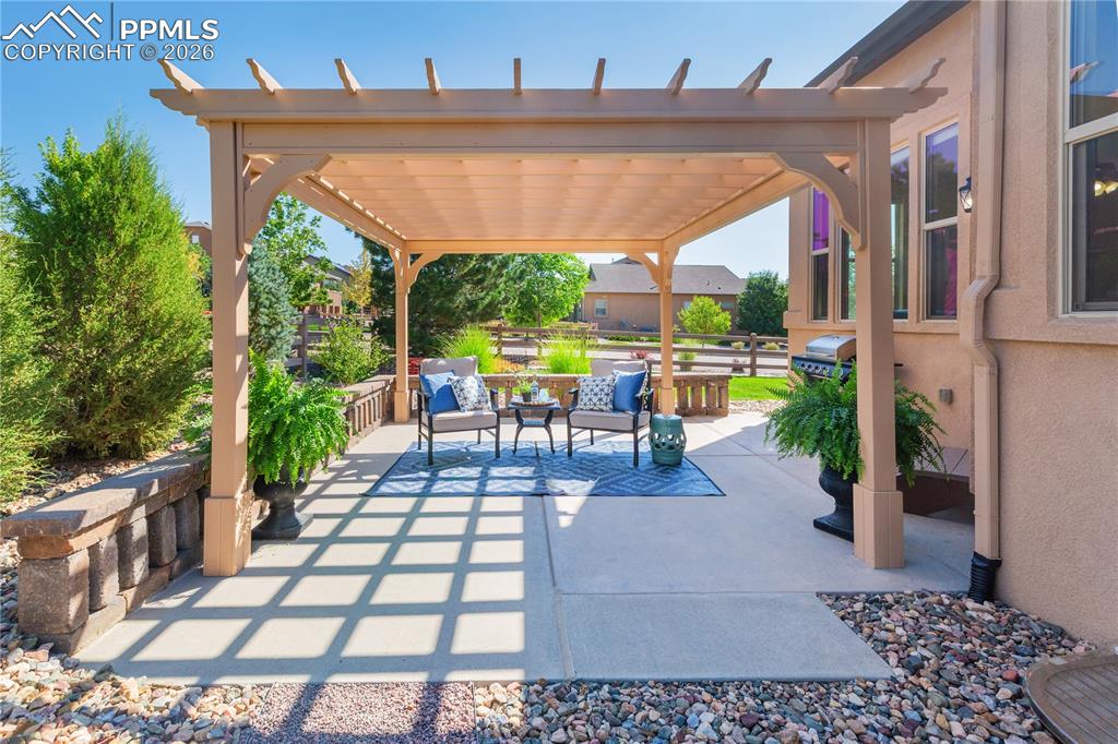 Image 8 of 50: Inviting, quiet and a great entertaining area.