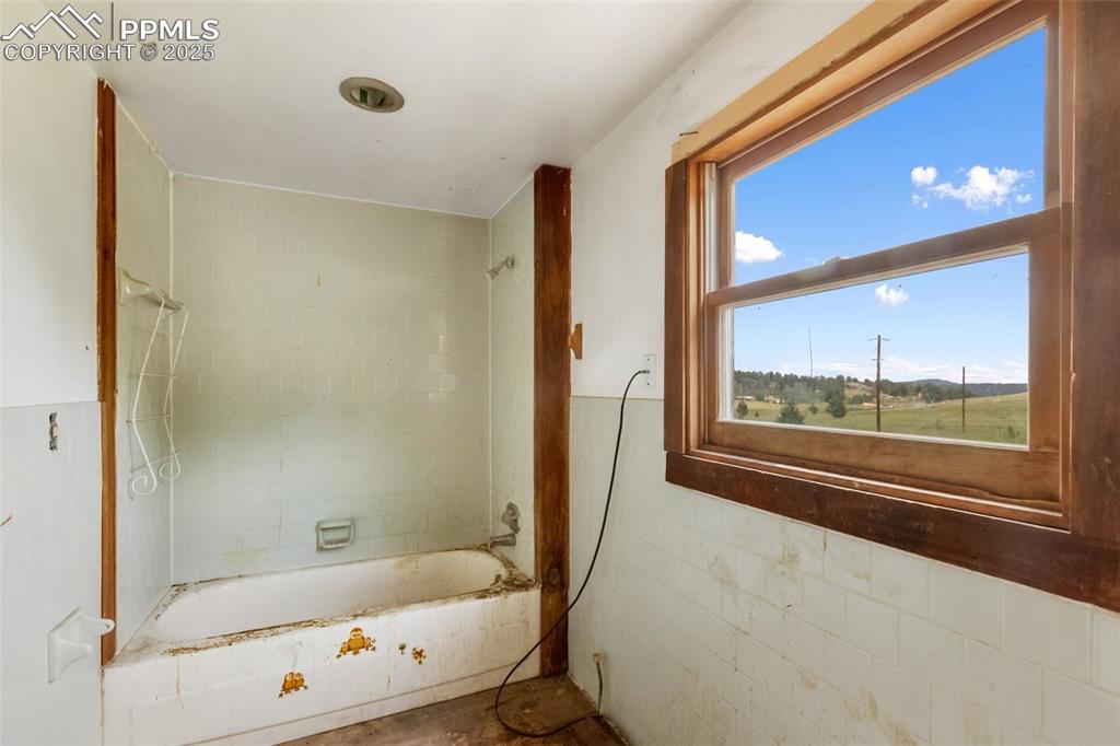 Image 23 of 36: Bathroom with shower / tub combination