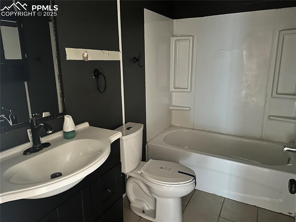 Image 15 of 22: Bathroom